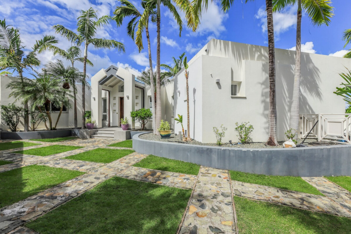 DeLuxe Villa Boat Slip gates community SXM