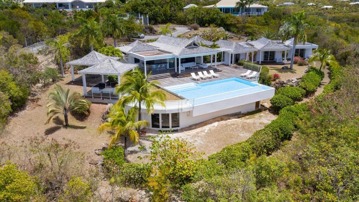 Property of 2 villas with sea view in Terres Basses