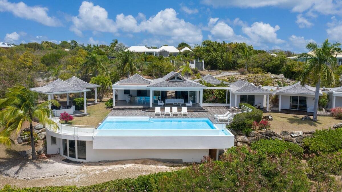 Property of 2 villas with sea view in Terres Basses