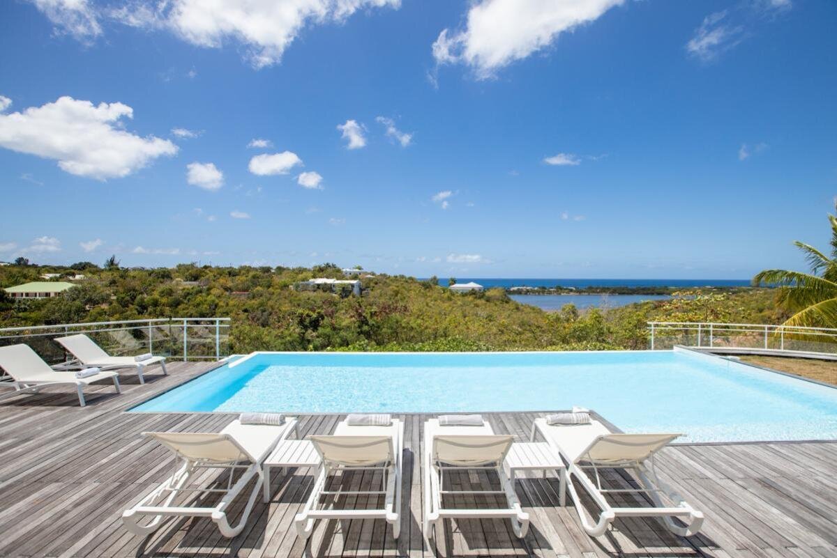 Property of 2 villas with sea view in Terres Basses