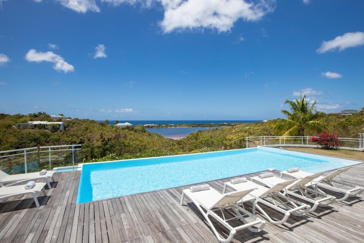 Property of 2 villas with sea view in Terres Basses