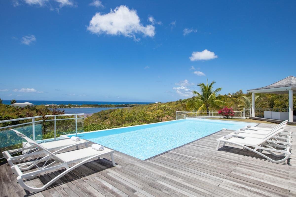 Property of 2 villas with sea view in Terres Basses