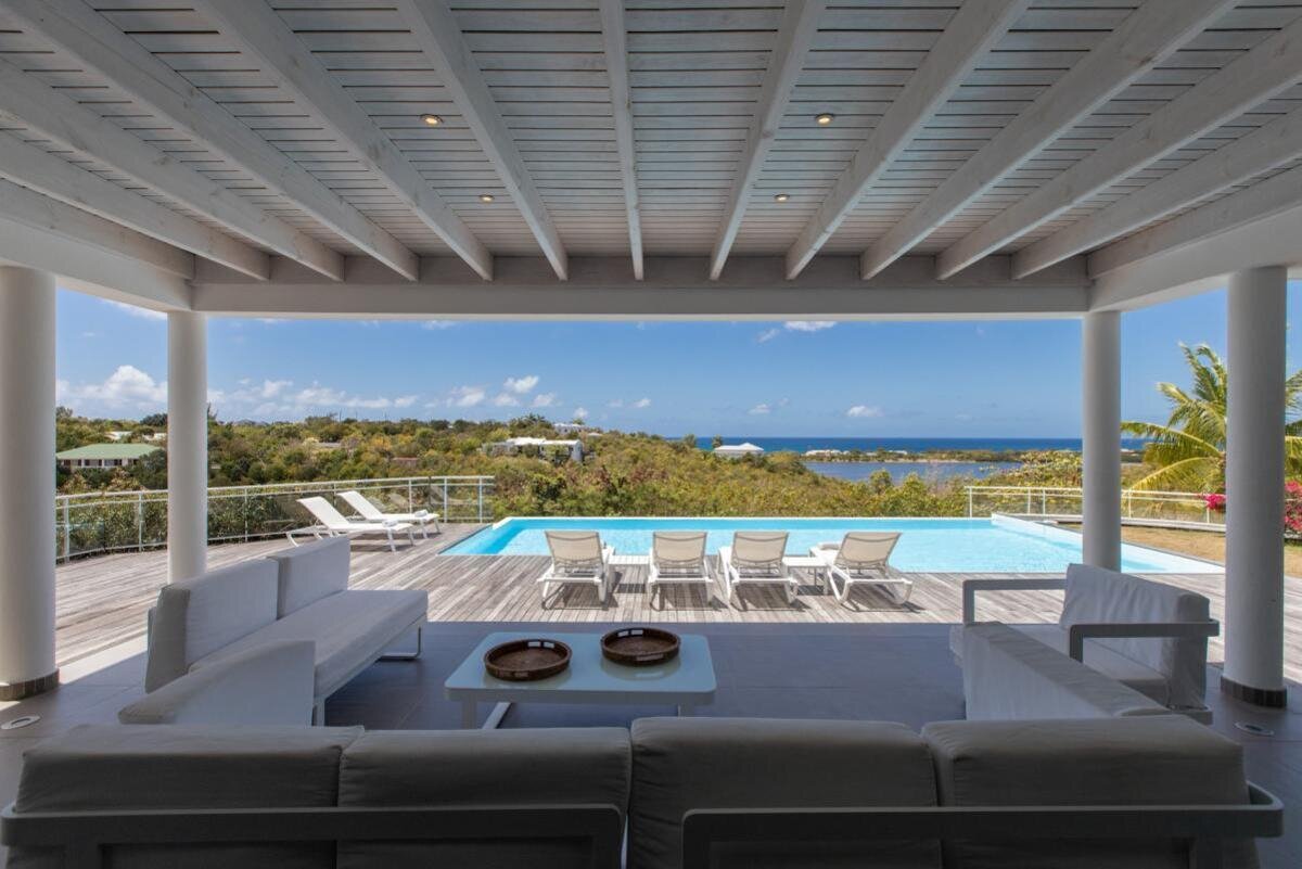 Property of 2 villas with sea view in Terres Basses