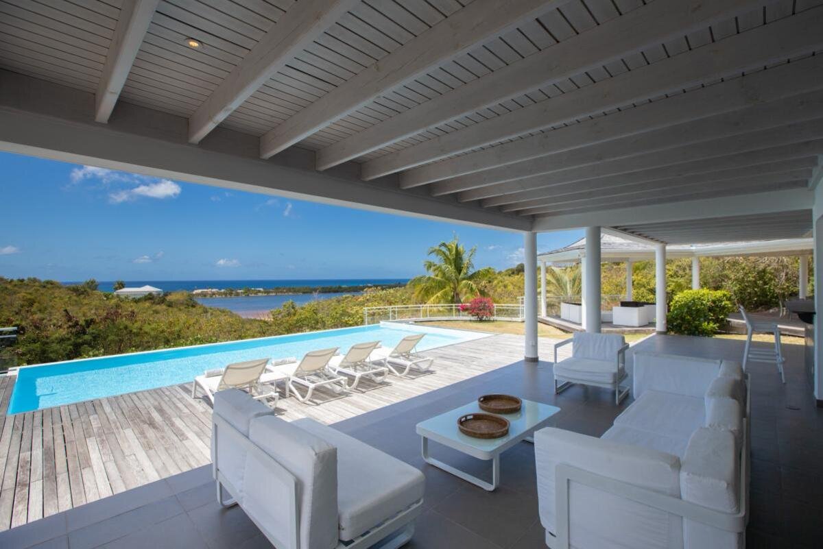 Property of 2 villas with sea view in Terres Basses