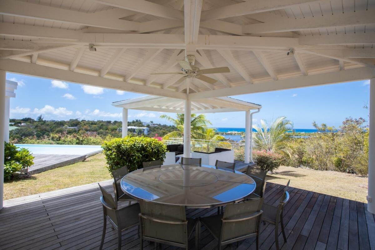 Property of 2 villas with sea view in Terres Basses