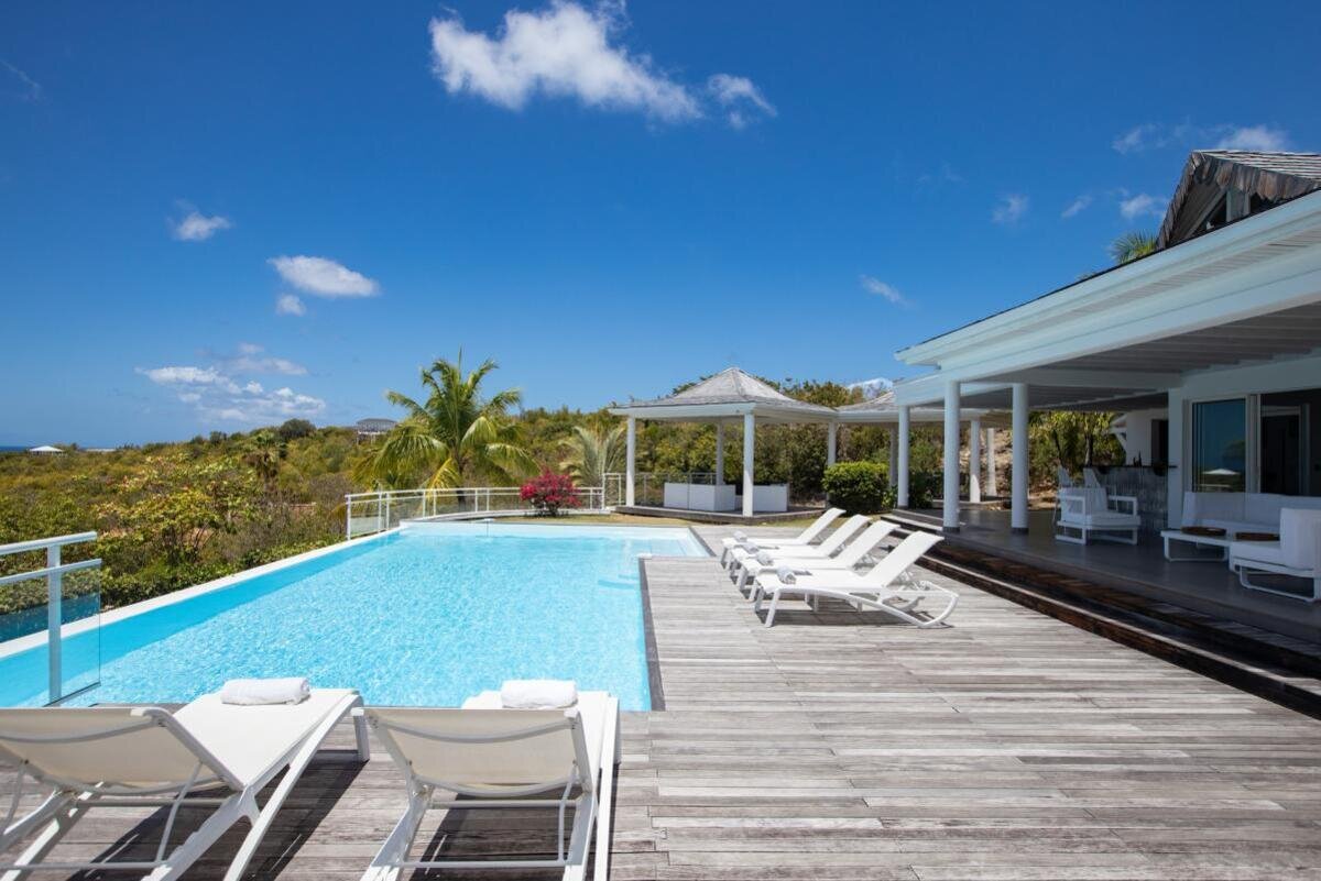 Property of 2 villas with sea view in Terres Basses