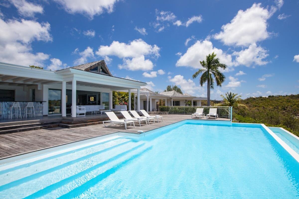 Property of 2 villas with sea view in Terres Basses