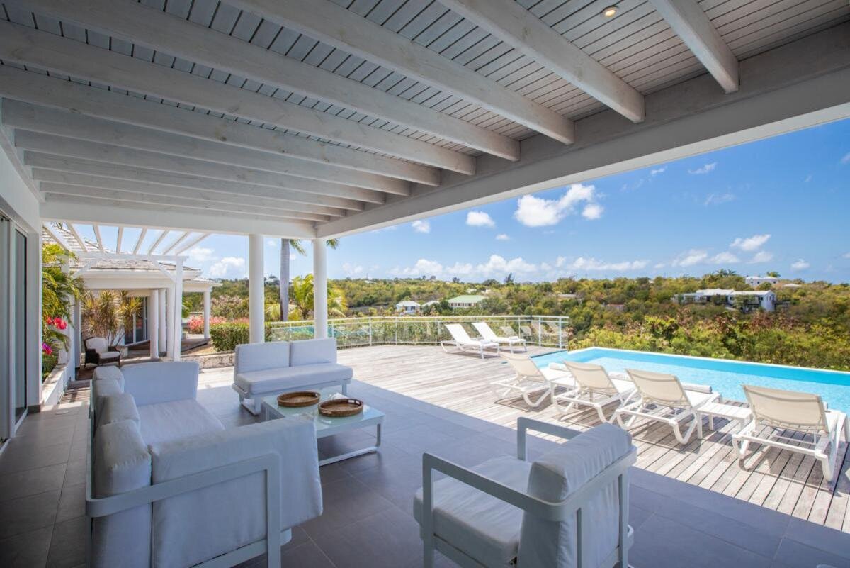 Property of 2 villas with sea view in Terres Basses