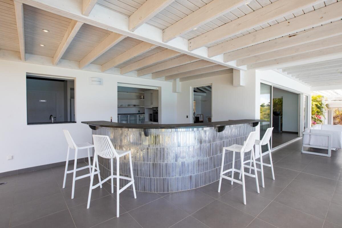 Property of 2 villas with sea view in Terres Basses