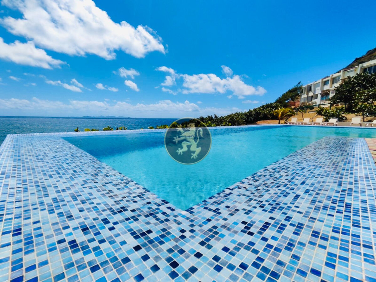 Island Paradise: Luxury 2BR Condo with Ocean Views