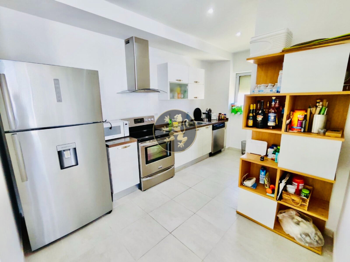 Island Paradise: Luxury 2BR Condo with Ocean Views