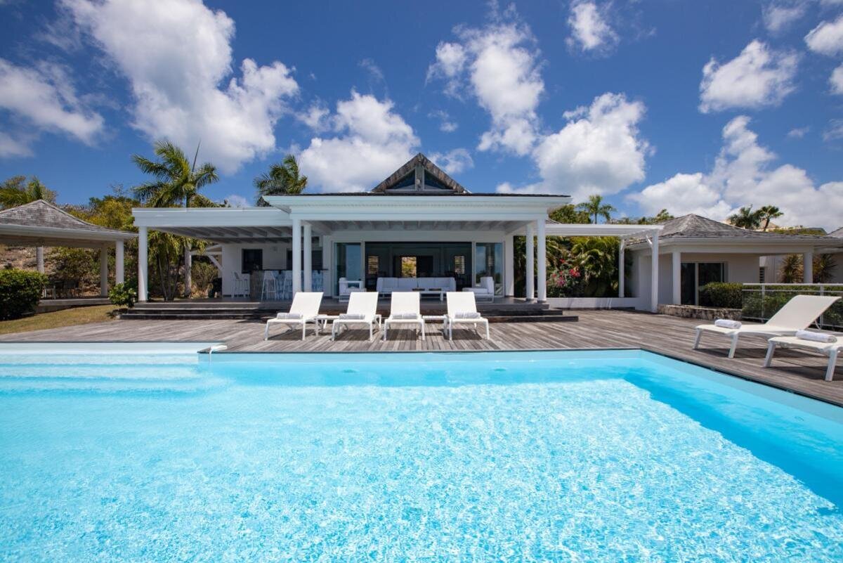 Property of 2 villas with sea view in Terres Basses