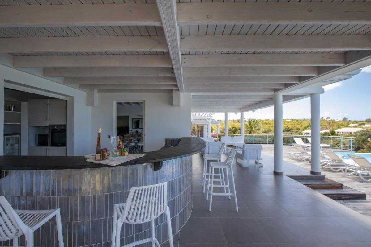 Property of 2 villas with sea view in Terres Basses