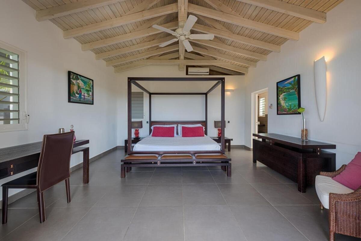 Property of 2 villas with sea view in Terres Basses