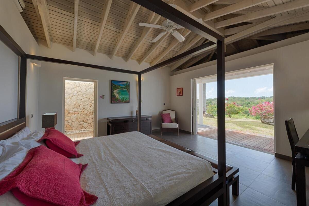 Property of 2 villas with sea view in Terres Basses