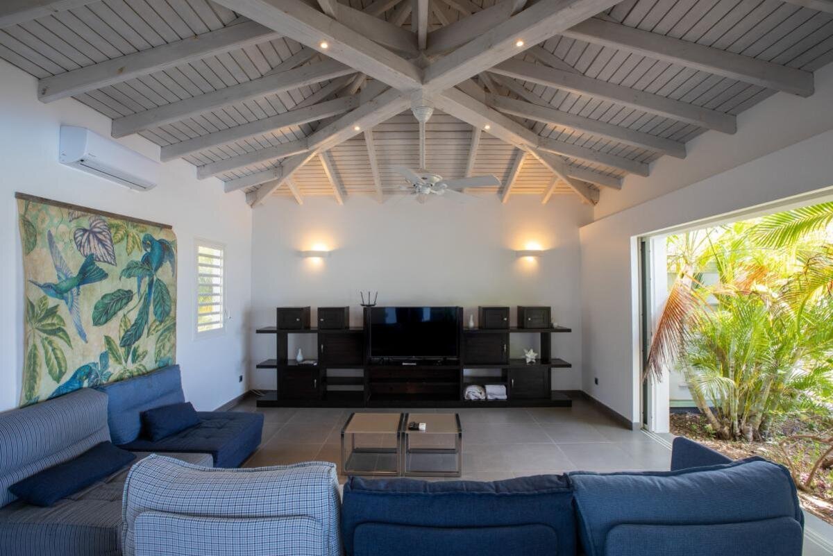 Property of 2 villas with sea view in Terres Basses