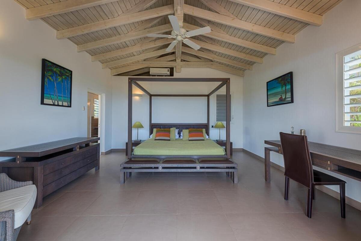 Property of 2 villas with sea view in Terres Basses