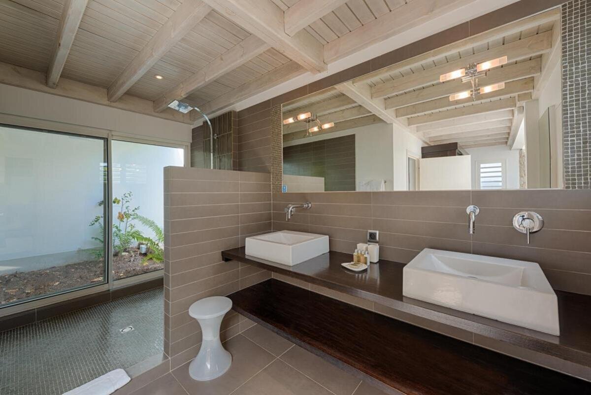 Property of 2 villas with sea view in Terres Basses