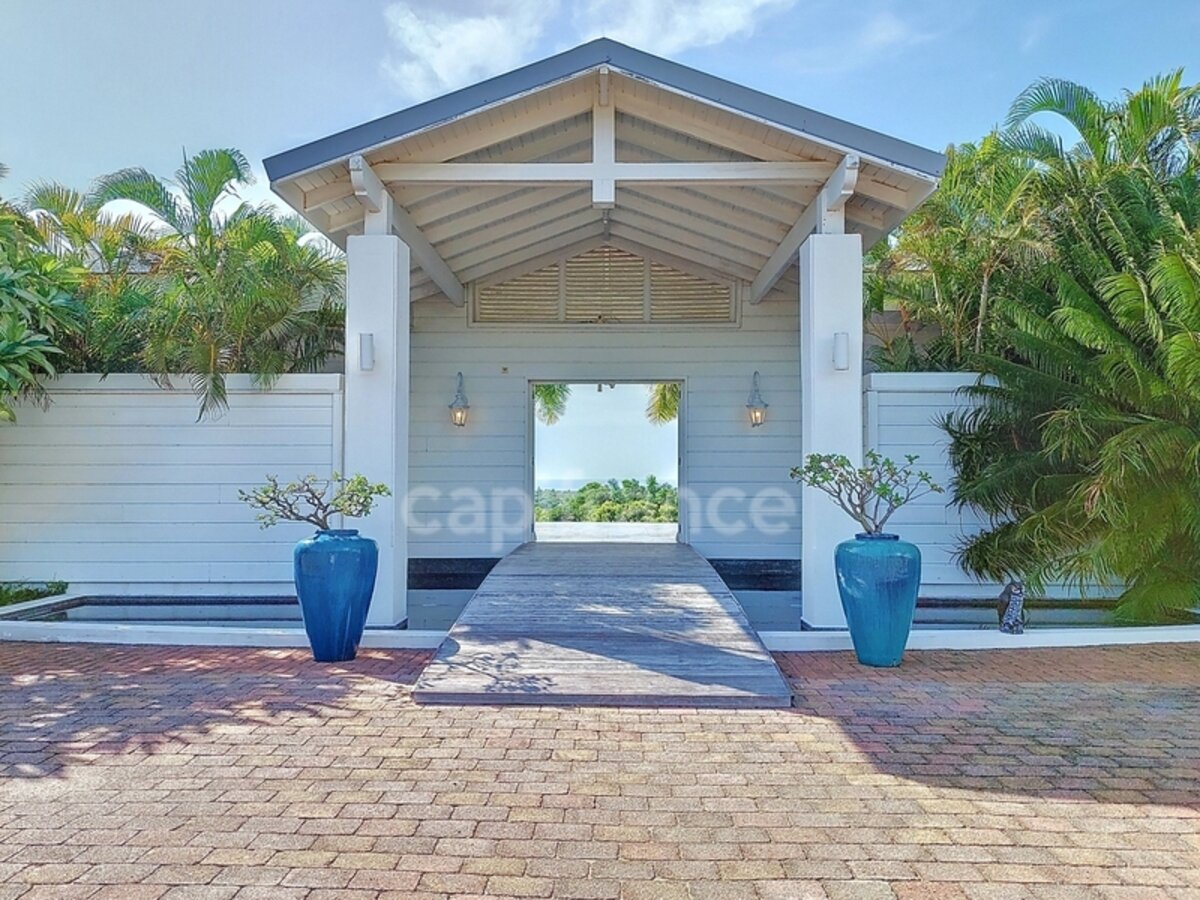 6 Bedroom Villa With Sea View And Caretaker'S House On