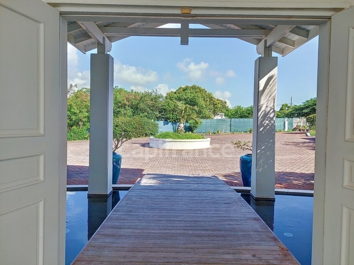 6 Bedroom Villa With Sea View And Caretaker'S House On