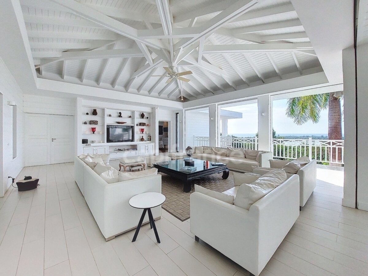 6 Bedroom Villa With Sea View And Caretaker'S House On