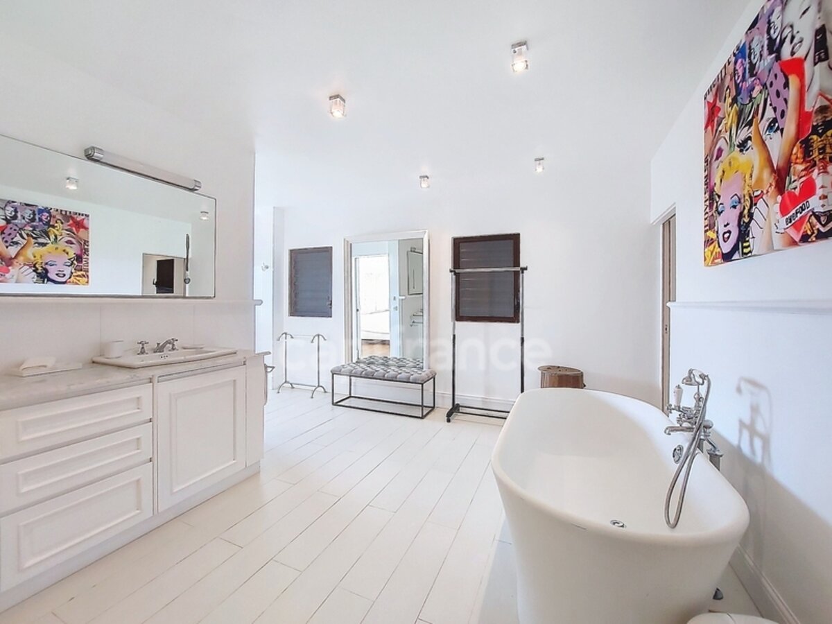 6 Bedroom Villa With Sea View And Caretaker'S House On