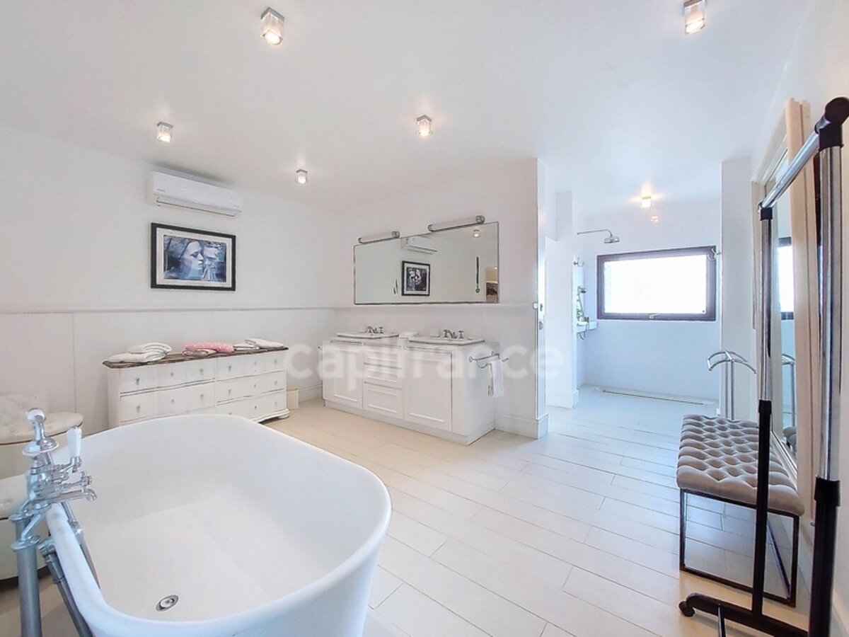 6 Bedroom Villa With Sea View And Caretaker'S House On