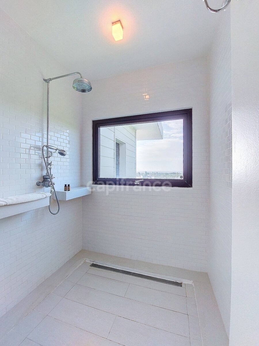 6 Bedroom Villa With Sea View And Caretaker'S House On