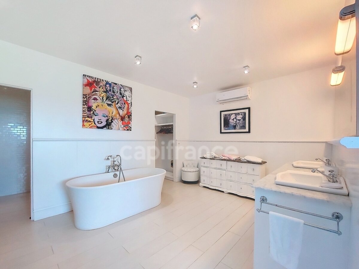 6 Bedroom Villa With Sea View And Caretaker'S House On