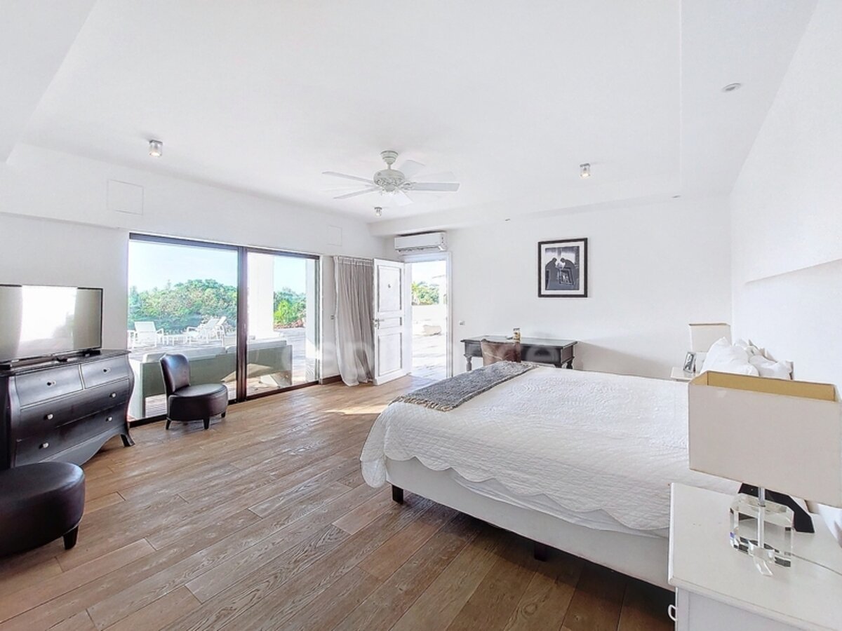 6 Bedroom Villa With Sea View And Caretaker'S House On