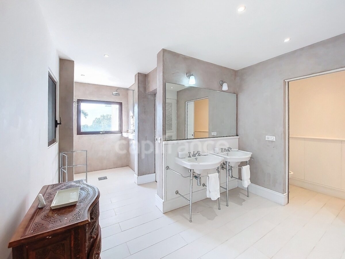 6 Bedroom Villa With Sea View And Caretaker'S House On