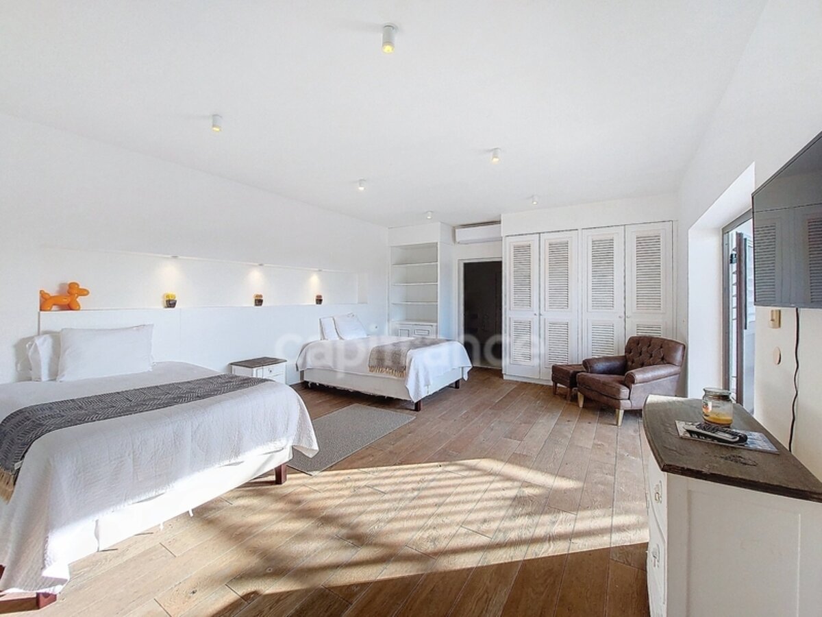 6 Bedroom Villa With Sea View And Caretaker'S House On