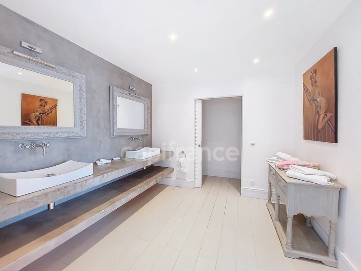 6 Bedroom Villa With Sea View And Caretaker'S House On