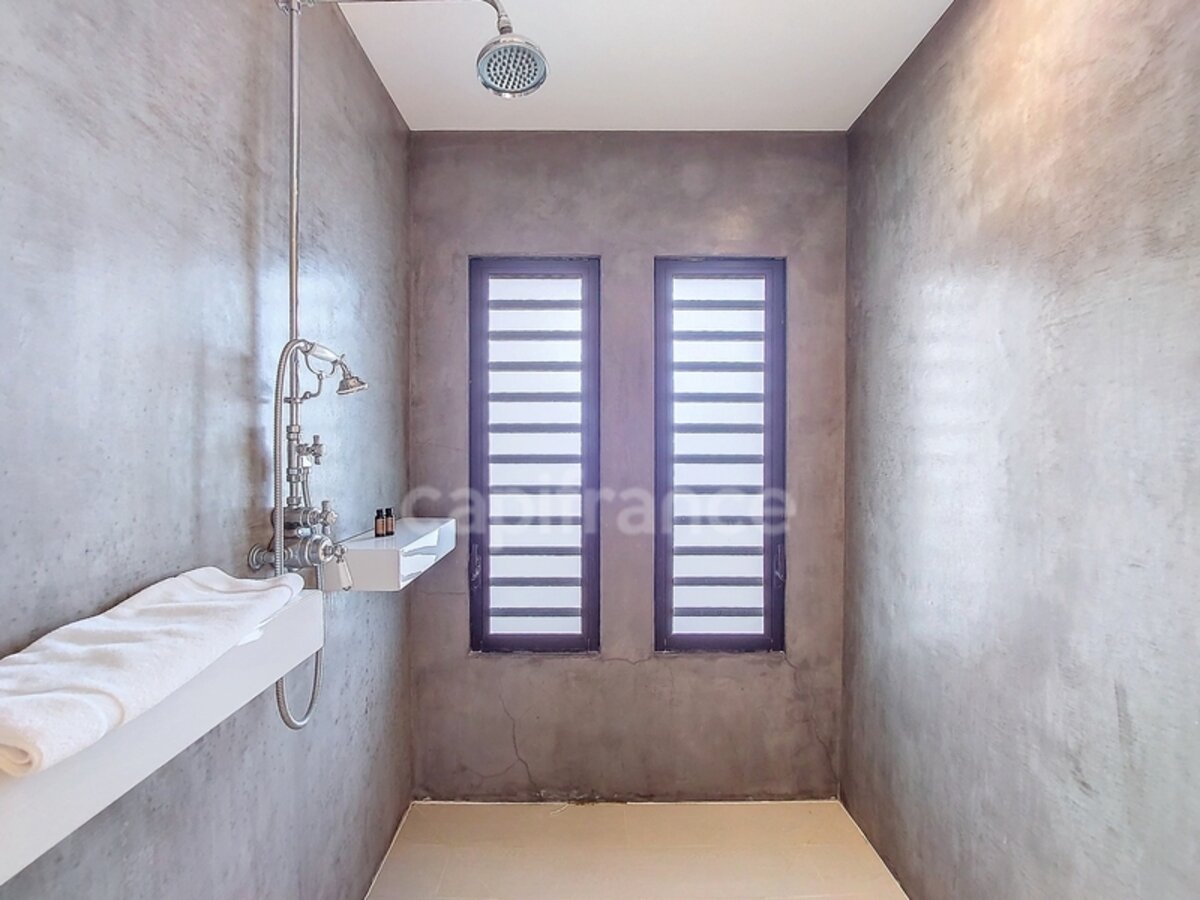 6 Bedroom Villa With Sea View And Caretaker'S House On