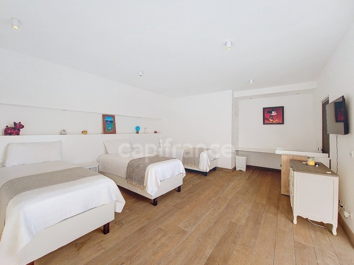 6 Bedroom Villa With Sea View And Caretaker'S House On