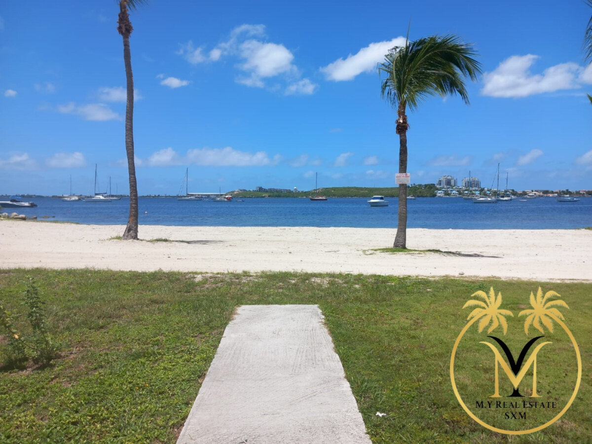 Studio Flamboyant on the beach.