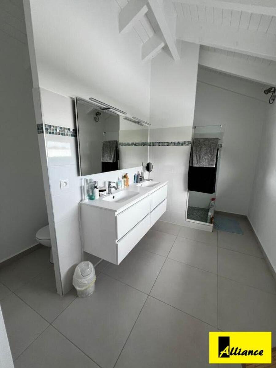 Recent villa with private swimming pool and garden on the