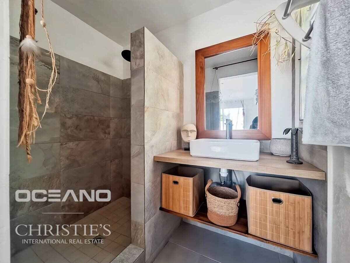 Stunning 4-Bedroom Villa on Spacious Plot - Orient Bay