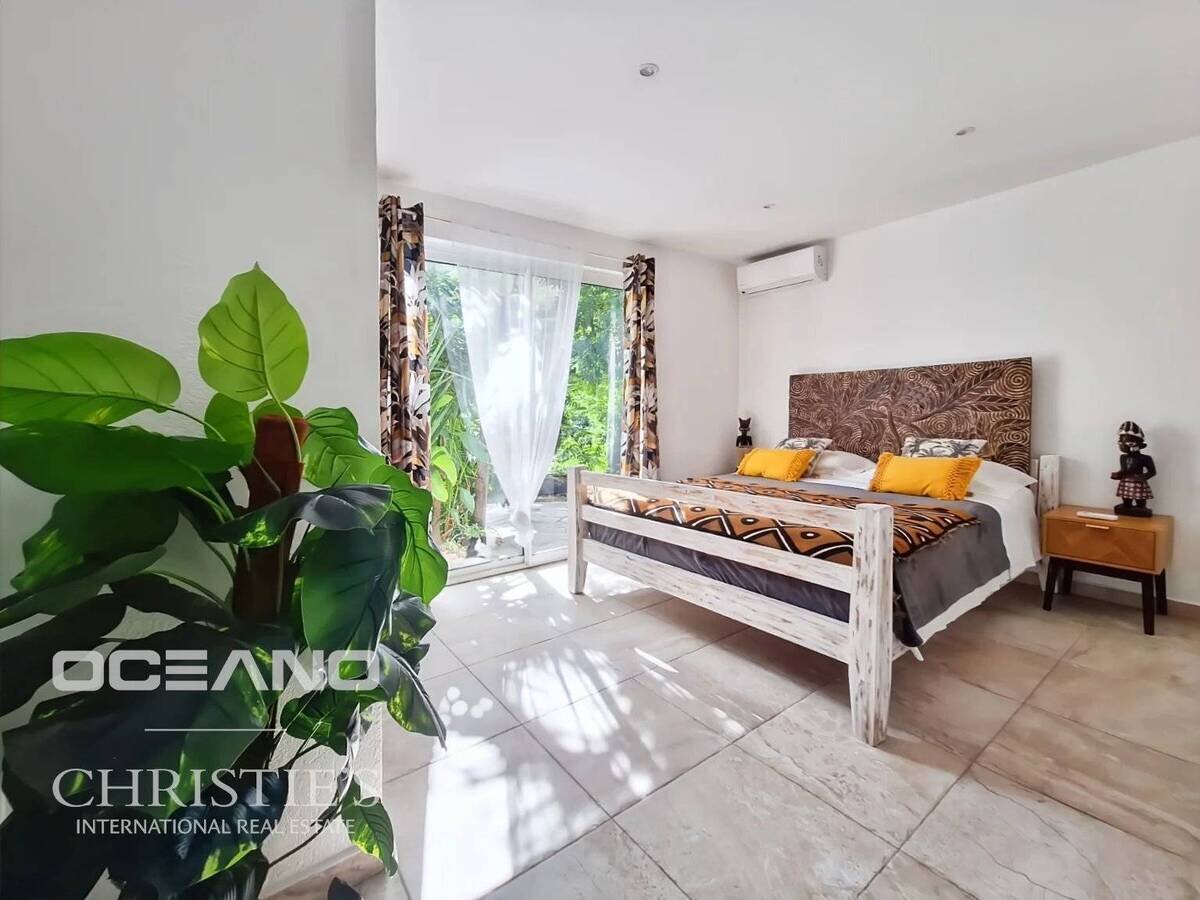 Stunning 4-Bedroom Villa on Spacious Plot - Orient Bay