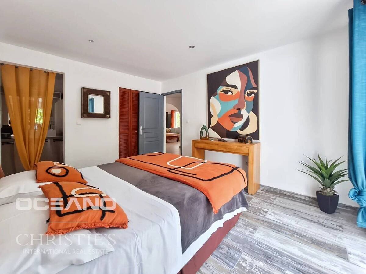 Stunning 4-Bedroom Villa on Spacious Plot - Orient Bay