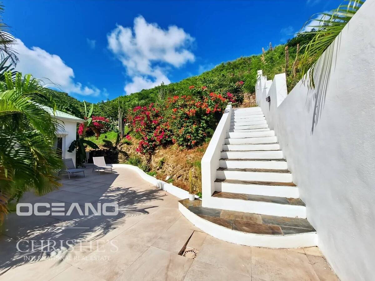 Stunning 4-Bedroom Villa on Spacious Plot - Orient Bay