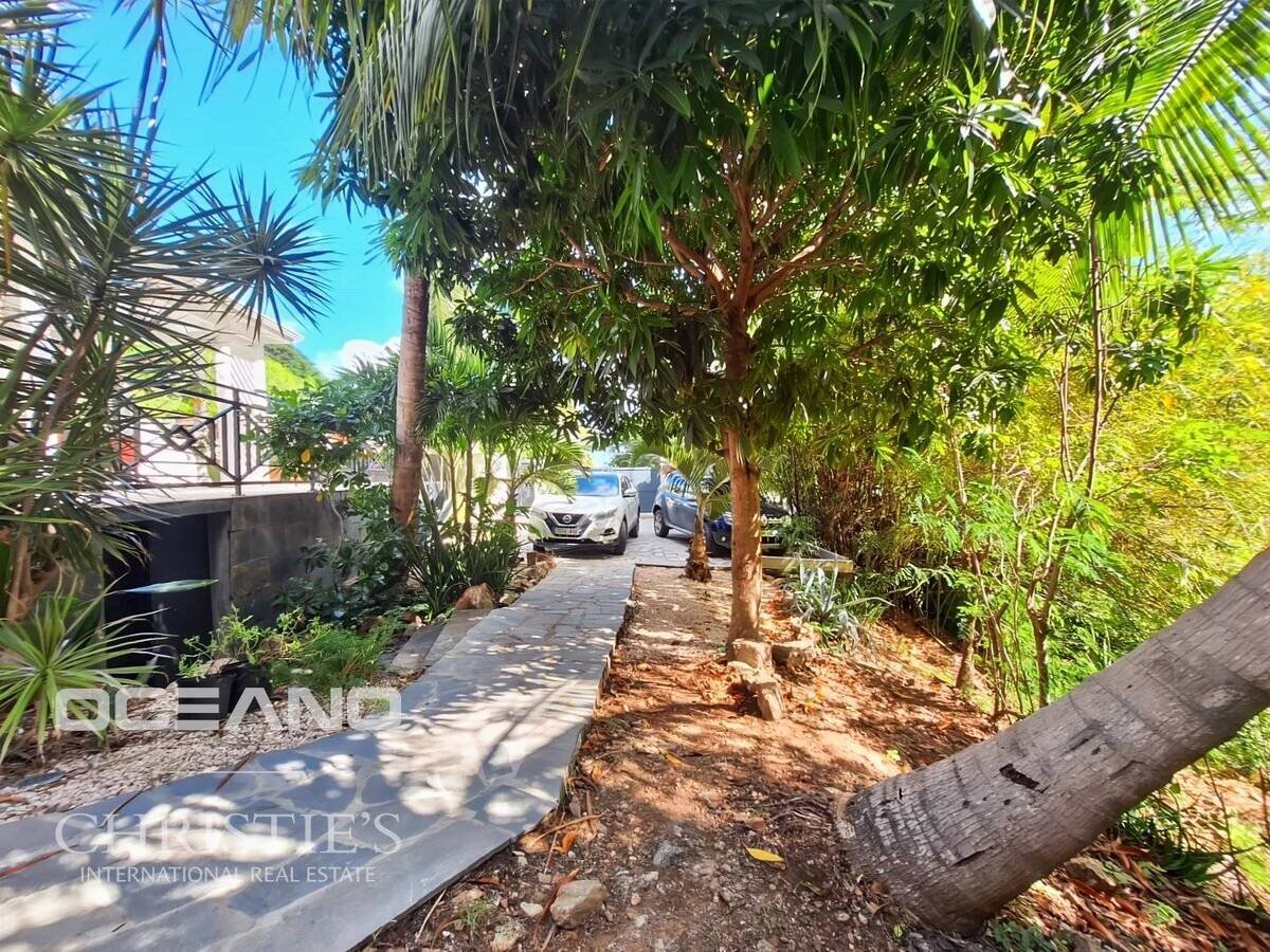 Stunning 4-Bedroom Villa on Spacious Plot - Orient Bay