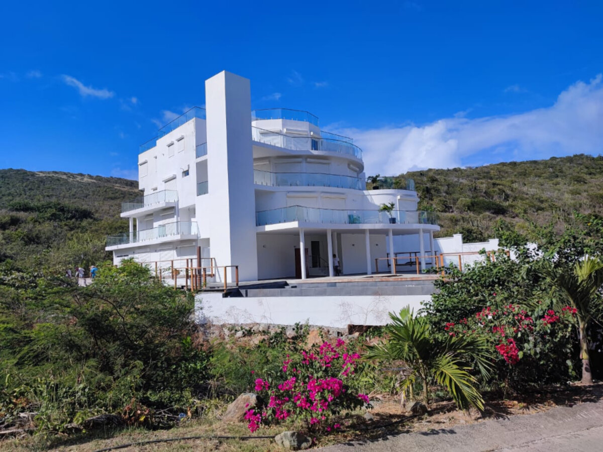 High-Yield Investment with 11-Unit Apart Complex