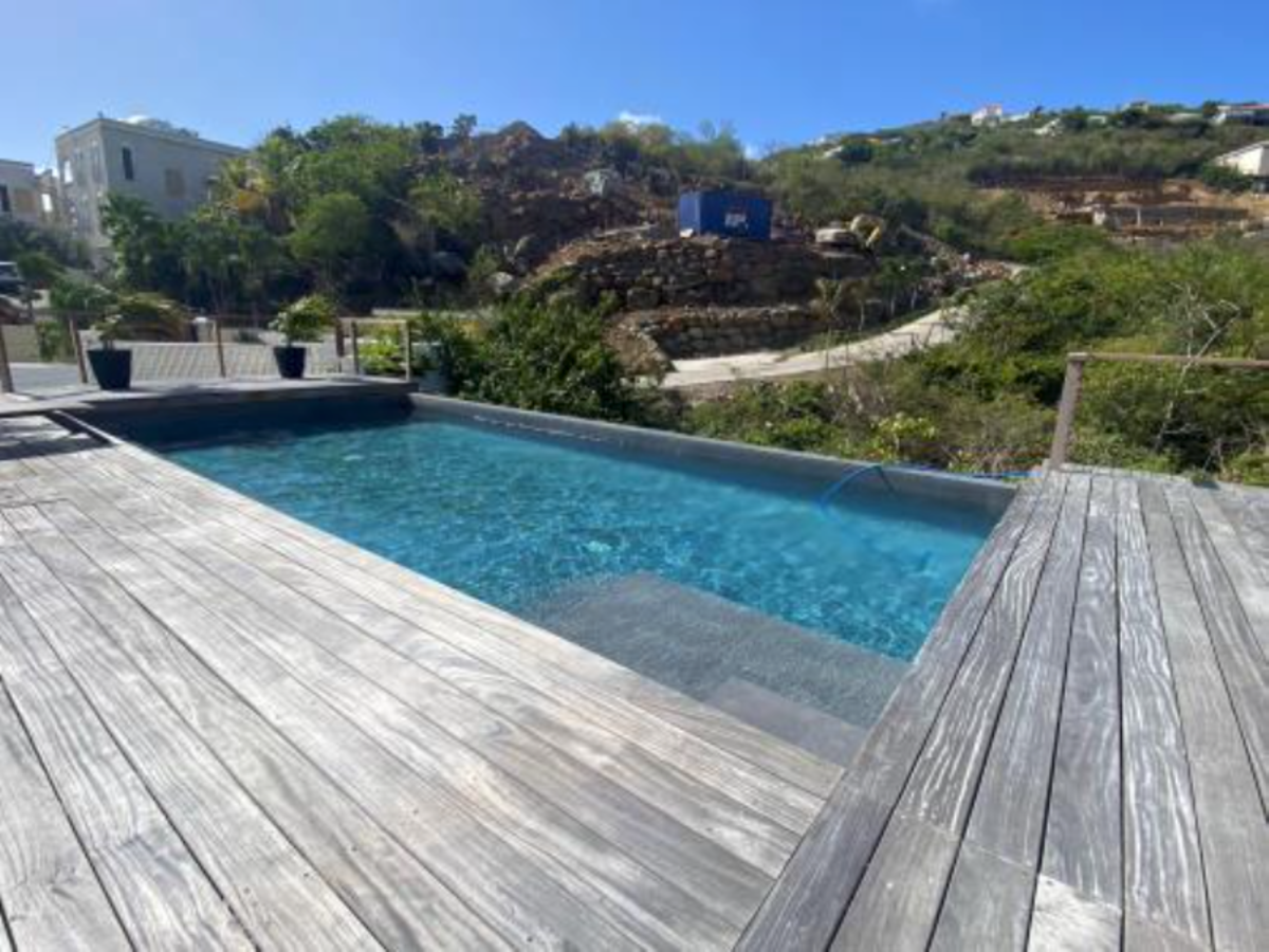 High-Yield Investment with 11-Unit Apart Complex