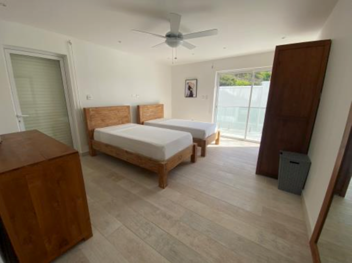 High-Yield Investment with 11-Unit Apart Complex