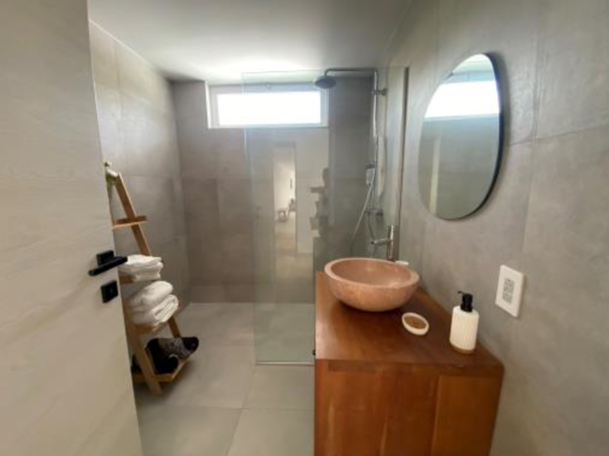 High-Yield Investment with 11-Unit Apart Complex