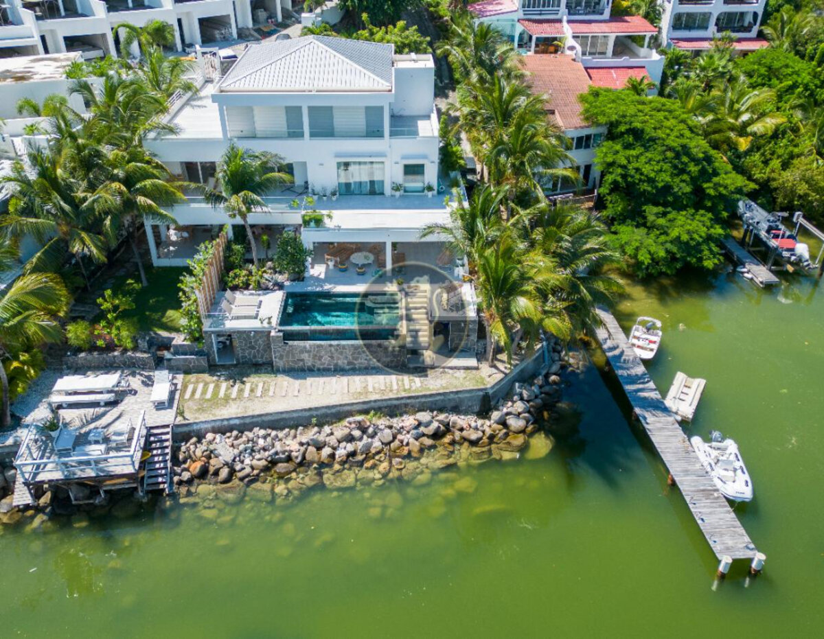 Villa Sunrise Blue Lagoon Luxurious Waterfront