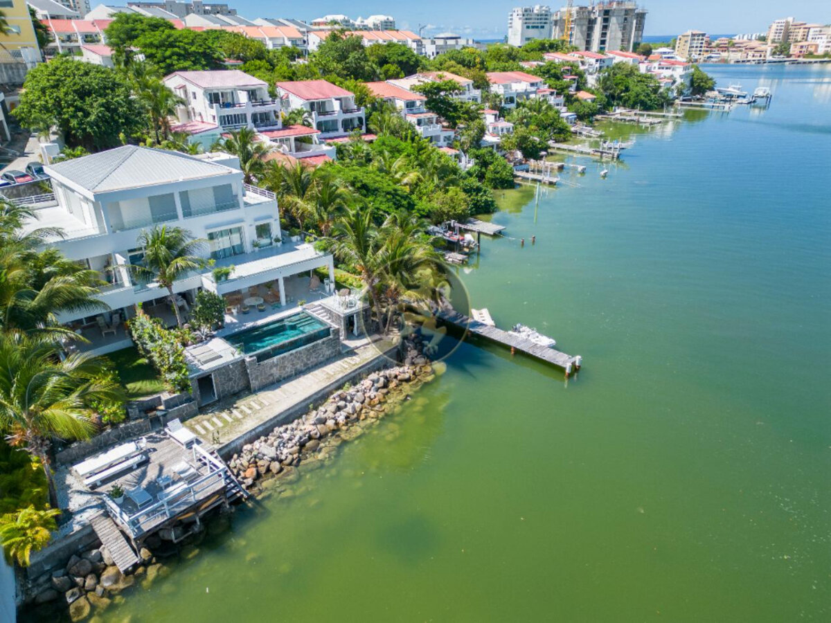 Villa Sunrise Blue Lagoon Luxurious Waterfront