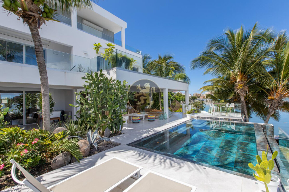 Villa Sunrise Blue Lagoon Luxurious Waterfront