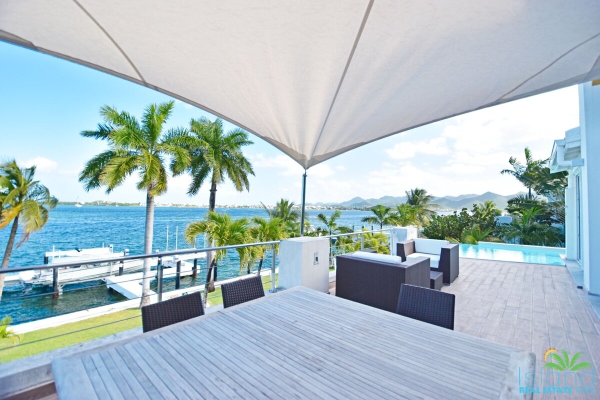 5 Bedroom Waterfront Villa + Private Boatdock